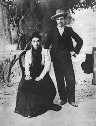 Marcela y Elisa (vestida de hombre), en Oporto